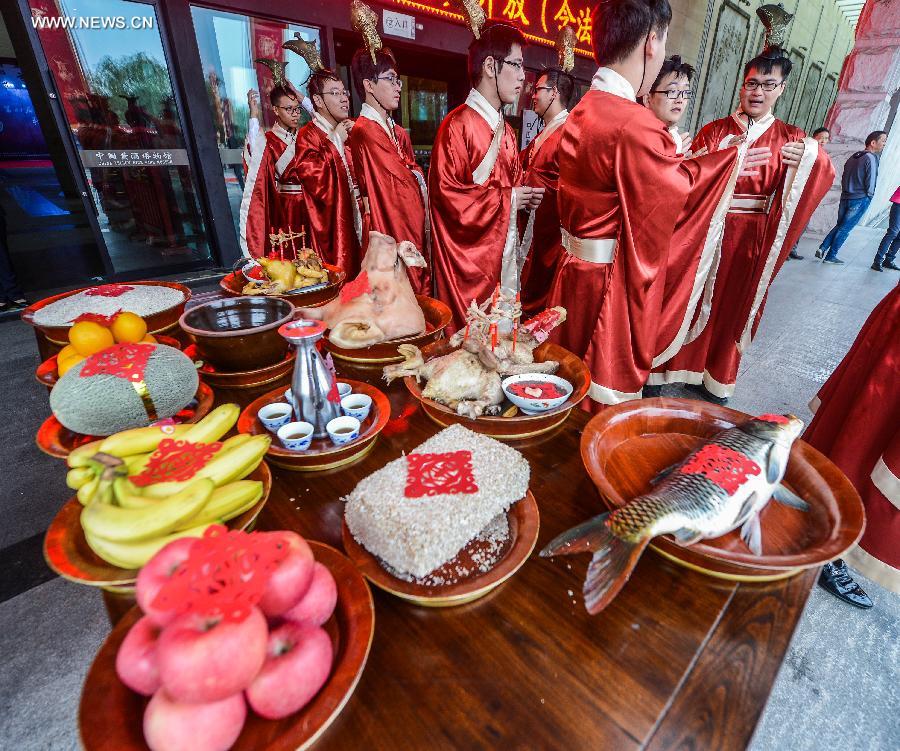 A ceremony to celebrate the brewing of yellow rice wine is held in Shaoxing, east China's Zhejiang Province, on Nov. 8, 2015, also the 19th solar term -- the Beginning of Winter. As winter begins, it comes to the best season of a year for brewing rice wine in Shaoxing. With a history of more than 2,500 years, Shaoxing rice wine is still produced with traditional method of brewing, which was listed as a national intangible cultural heritage in 2006. [Xinhua]