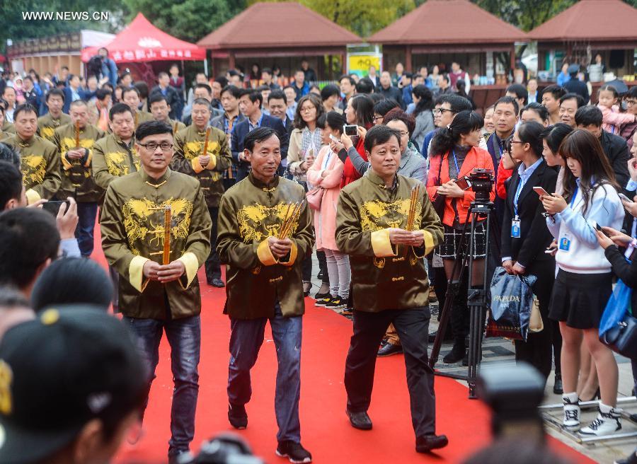 A ceremony to celebrate the brewing of yellow rice wine is held in Shaoxing, east China's Zhejiang Province, on Nov. 8, 2015, also the 19th solar term -- the Beginning of Winter. As winter begins, it comes to the best season of a year for brewing rice wine in Shaoxing. With a history of more than 2,500 years, Shaoxing rice wine is still produced with traditional method of brewing, which was listed as a national intangible cultural heritage in 2006. [Xinhua]