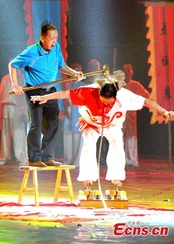 A Kung Fu master demonstrates qigong at the fifth China South Shaolin martial arts and culture festival held in Putian City, Fujian Province on Nov 8, 2015. The festival has brought together various schools and aims to promote Chinese Buddhist culture. [Photo/China News Service]