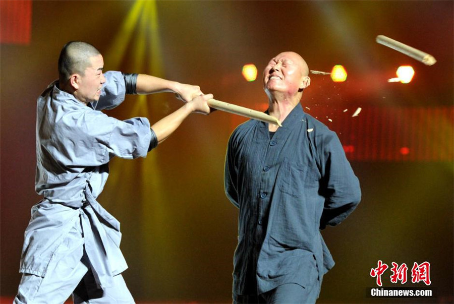 Two monks demonstrate qigong at the fifth China South Shaolin martial arts and culture festival held in Putian City, Fujian Province on Nov 8, 2015. The festival has brought together various schools and aims to promote Chinese Buddhist culture. [Photo/China News Service]