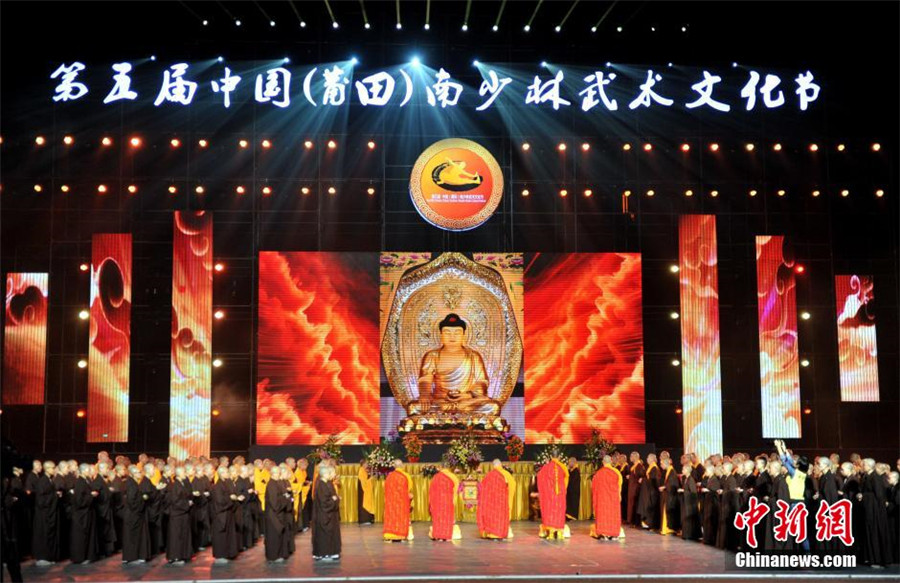 A Buddhist blessing ceremony is held at the fifth China South Shaolin martial arts and culture festival held in Putian City, Fujian Province on Nov 8, 2015. The festival has brought together various schools and aims to promote Chinese Buddhist culture. [Photo/China News Service]