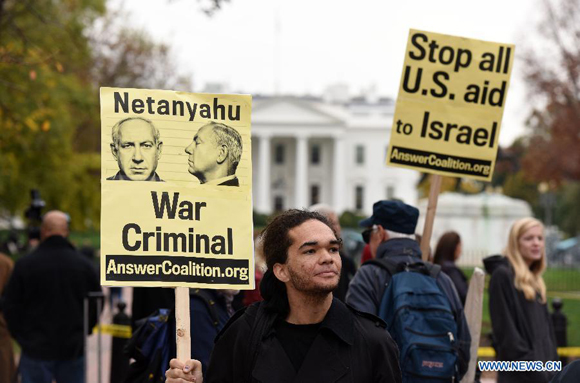 Demonstrators protest against Israeli Prime Minister Benjamin Netanyahu's visit in front of the White House in Washington, DC, November 9, 2015. [Photo/Xinhua]