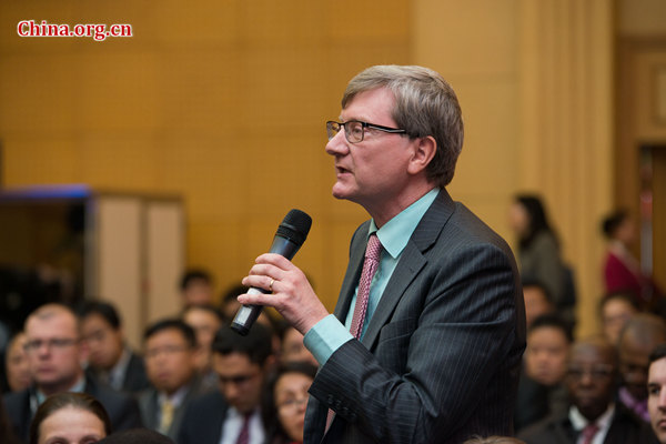 A foreign diplomat asks questions during the briefing. [Photo by Chen Boyuan/China.org.cn]