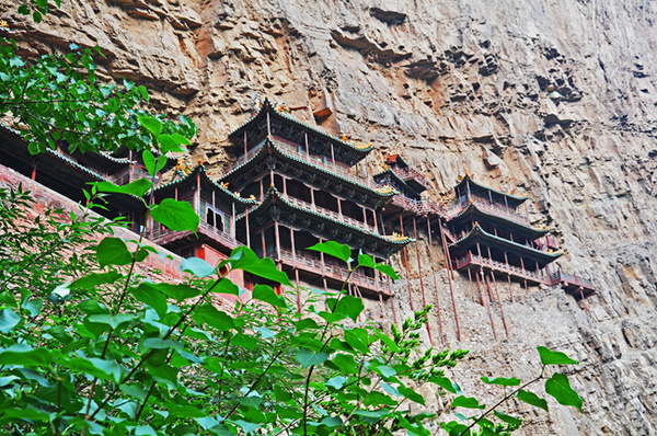 The 1,500-year-old Hanging Temple on Hengshan Mountain was closed to tourists after its roof was damaged by a falling rock in October. [File photo]