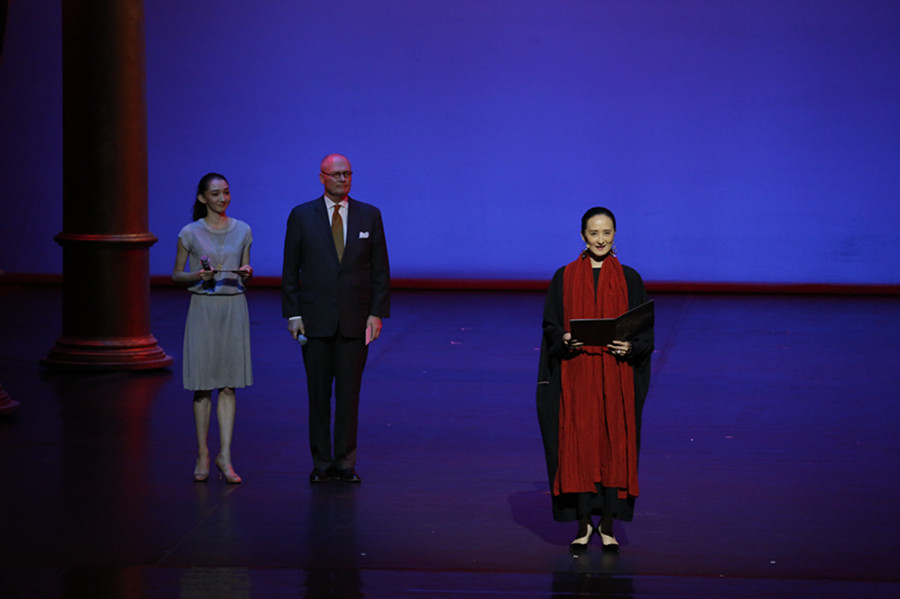 Feng Ying (right), head of National Ballet of China, deliveres an opening speech at the ballet season's debut gala. The event was co-hosted by Swedish ambassador to China Lars Peter Fredén (center) and noted ballerina Cao Shuci of the National Ballet of China. [Photo provided to chinadaily.com.cn]