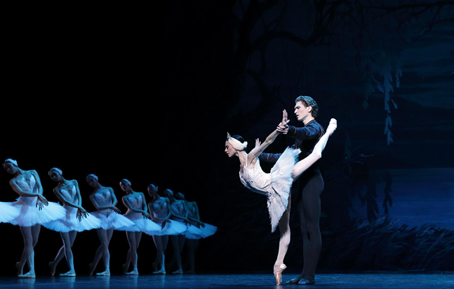 Lucia Lacarra, the superstar of the Bavarian State Ballet, performed the classic pas de deux in Swan Lake with her husband, Marlon Dino, as the first performance of the opening gala. [Photo provided to chinadaily.com.cn]