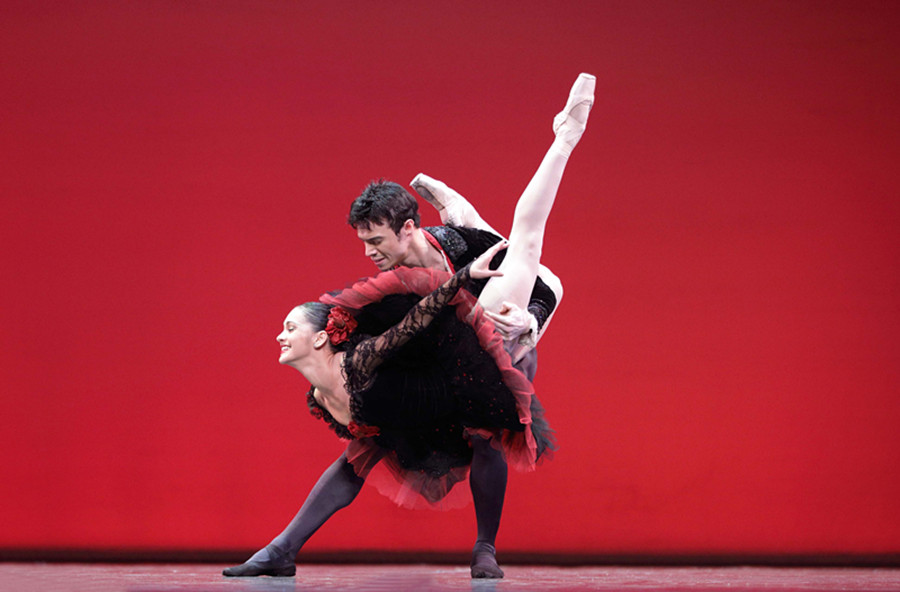 Adiarys Almeida, former prima ballerina of the National Ballet of Cuba, and her long-term partner, Joseph Michael Gatti, a dancer with the Orlando Ballet in the US, won the warmest applause. [Photo provided to chinadaily.com.cn]