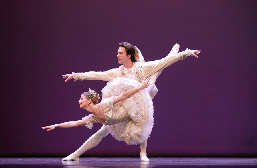 Ruslan Skvorsov and Evgenia Obraztsova, principal dancers of the Bolshoi Ballet, performed the most brilliant piece from the classical ballet, The Sleeping Beauty. [Photo provided to chinadaily.com.cn]