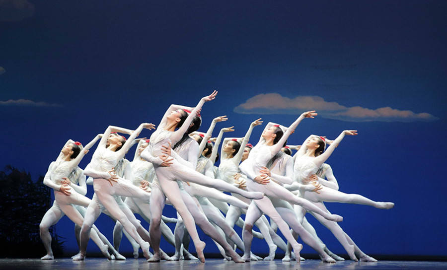 The National Ballet of China performed the most brilliant part of their original ballet, Crane Whisperer in the opening performance of the second half of the gala. [Photo provided to chinadaily.com.cn]