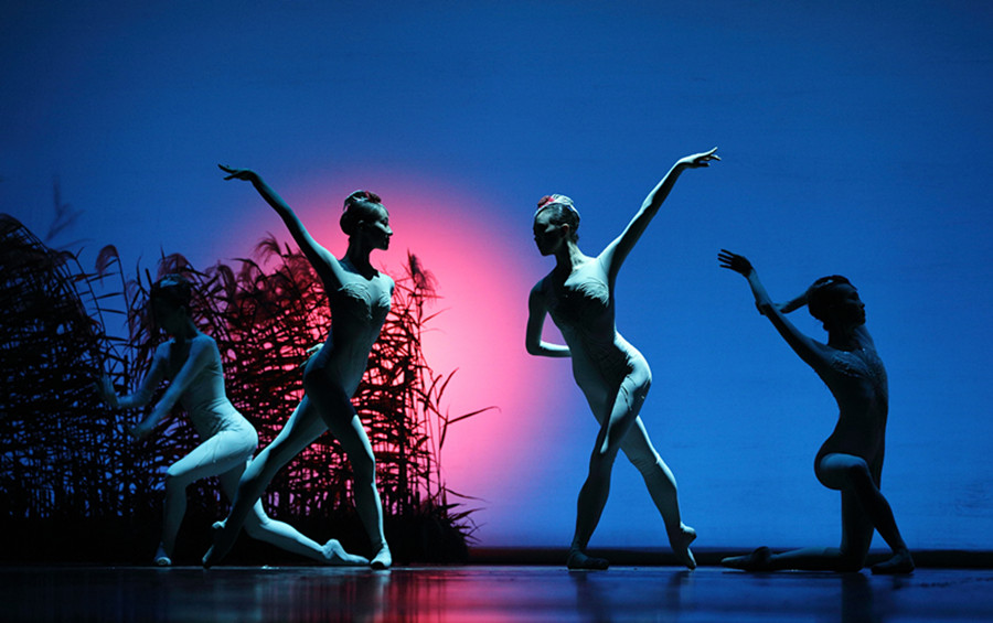 Against the background of a beautiful sunset, the dance held great appeal for the audience. [Photo provided to chinadaily.com.cn]