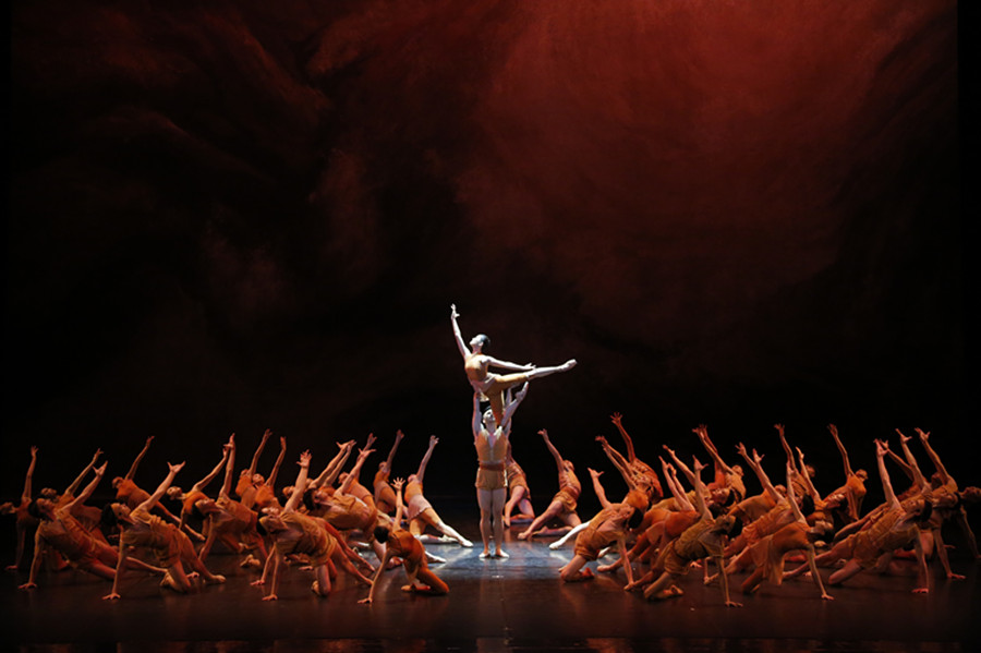 The Yellow River keeps both the masculine strength of traditional Chinese dance and feminine beauty of ballet. [Photo provided by chinadaily.com.cn]