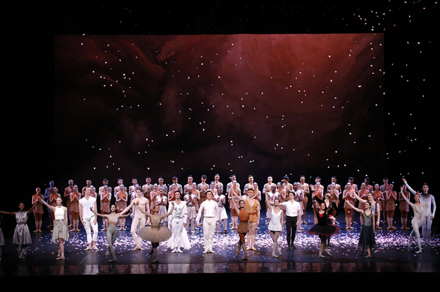 The dancers pose for a group photo after the performance. [Photo provided by chinadaily.com.cn]