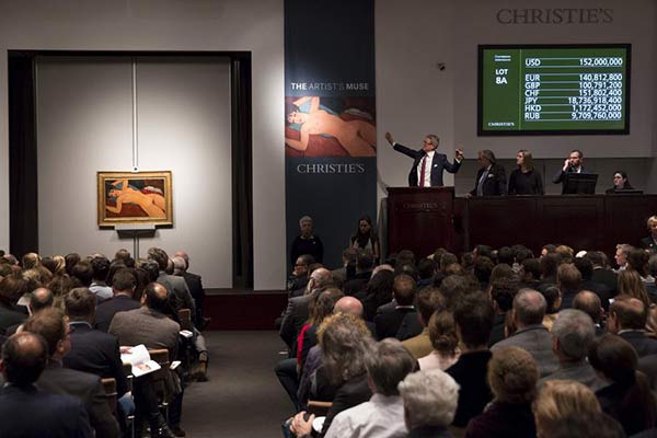 Christie's auctioneer Jussi Pylkkanen auctions Amedeo Modigliani's Reclining Nude during a curated auction at Christie's entitled 'The Artist's Muse' in New York November 9, 2015. [Photo/Agencies]