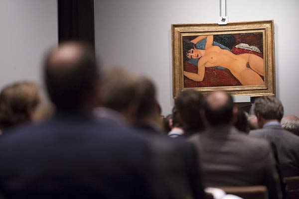 Attendees view Amedeo Modigliani's 'Reclining Nude' during a curated auction at Christie's entitled 'The Artist's Muse' in New York November 9, 2015. [Photo/Agencies]
