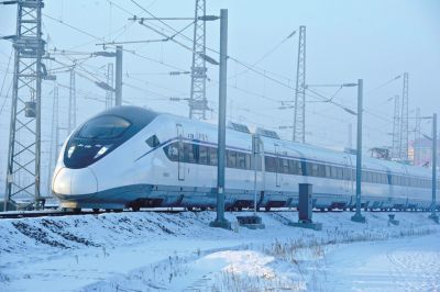 The CRH2G bullet train can adapt to extreme cold and high altitudes.
