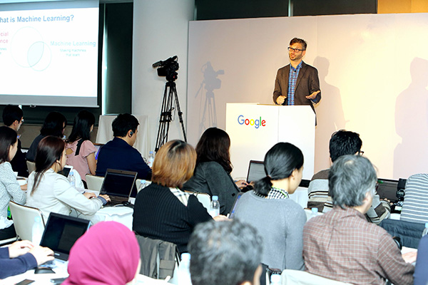 Creg Corrado, senior researcher at Google, delivers a keynote speech during an annual Asia-Pacific press event held by the company on Nov 11, 2015 in Tokyo. [Photo provided to chinadaily.com.cn]