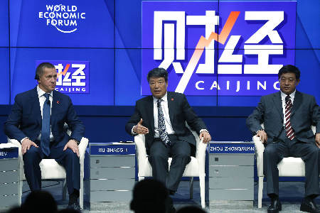 Xu Shaoshi (middle), minister in charge of China’s National Development and Reform Commission, Russian Deputy Prime Minister Yury Trutnev (left), and Zhou Zhongxuan, vice governor of Liaoning Province, talk at the forum about the prospect of China’s industrial cooperation.