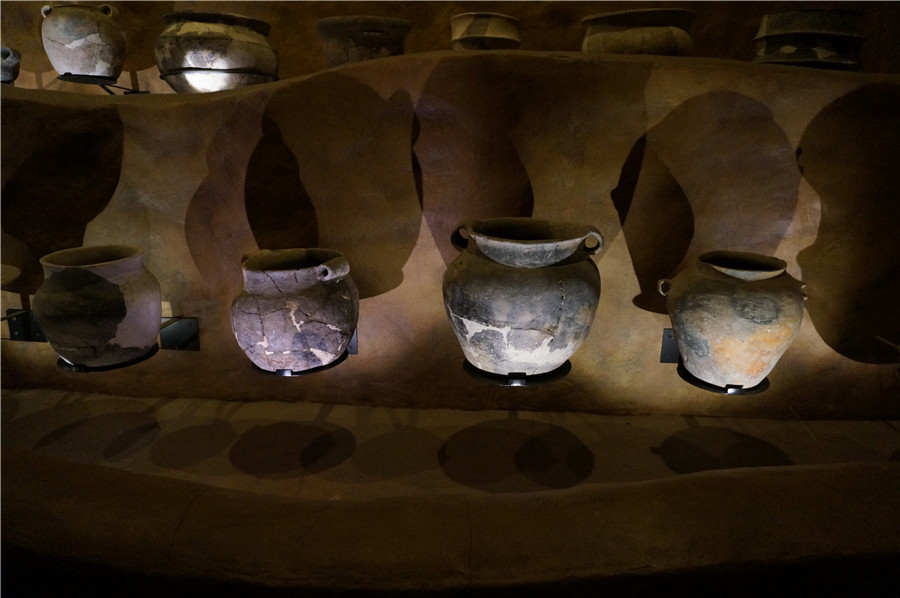 Potteries from the second period (5000 BC). [Photo by Ruan Fan/chinadaily.com.cn]
