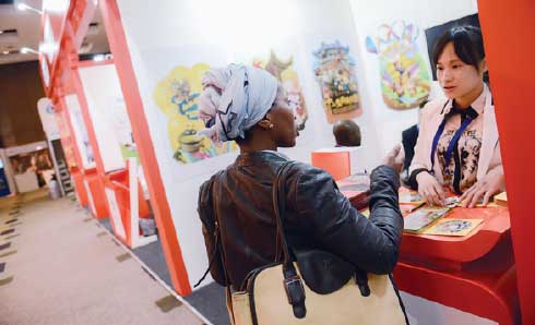 A visitor at China Pavilion at the recent 2015 Discop Africa, during which participants showcase their latest and most popular TV content. [Photo by Zhai Jianlan/Xinhua]