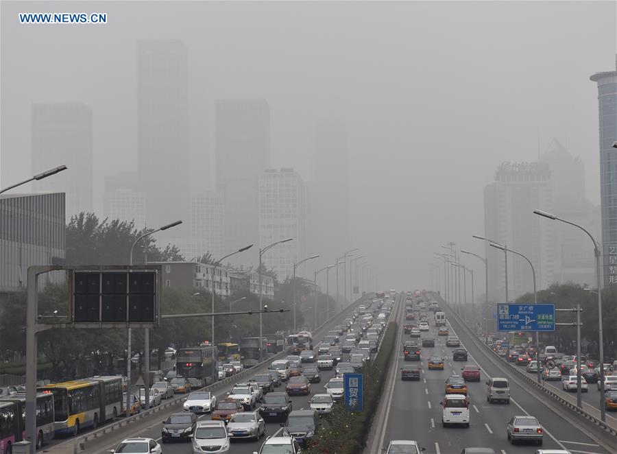 Motorcars run amid heavy fog in Beijing, capital of China, Nov. 12, 2015. Beijing Meteorological Bureau has issued a yellow alert for heavy fog on Thursday, and the pollution is expected to extend to Saturday. [Xinhua]
