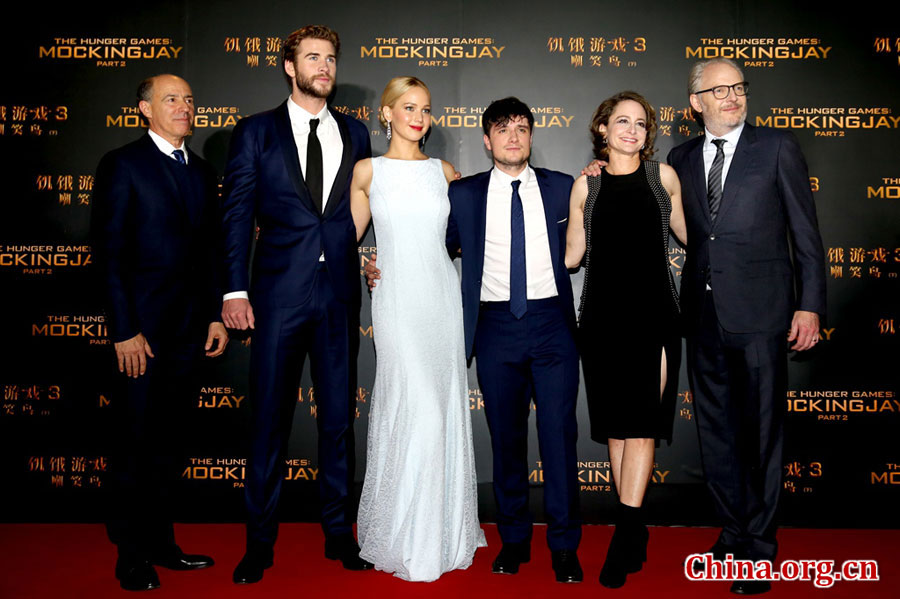 Director Francis Lawrence, actors Jennifer Lawrence, Josh Hutcherson and Liam Hemsworth, with producers Nina Jacobson and Jon Kilik attend the Chinese premiere of 'The Hunger Games: Mockingjay – Part 2' to promote the film in Beijing on Nov. 13, 2015. The film will open in China on Nov. 20. [China.org.cn]