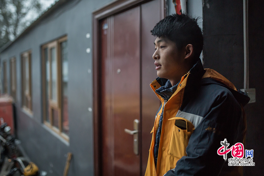  Hou, born in 1993 in Yuncheng County, Shandong Province, has been working as a courier in Beijing for two years. [Photo by Zheng Liang/China.org.cn]