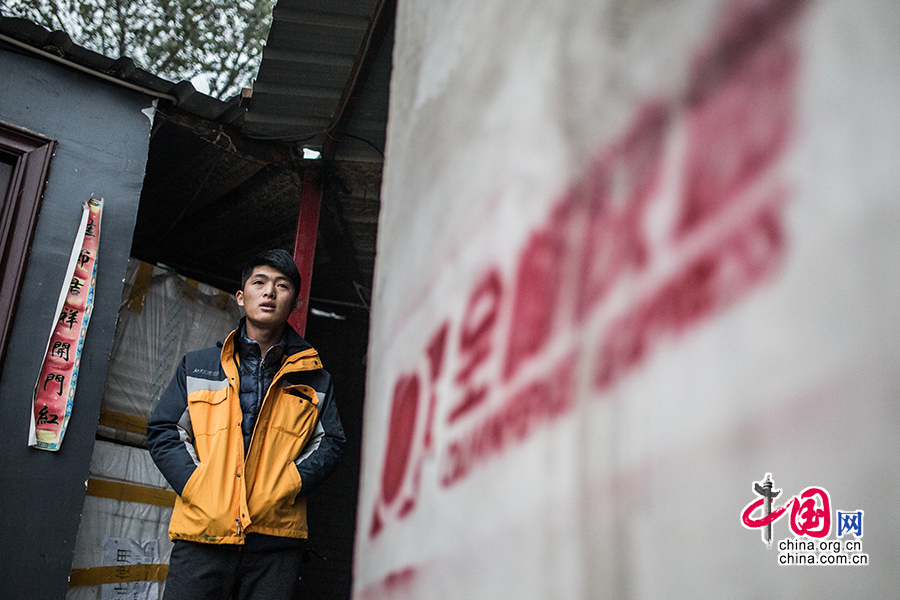 Hou, born in 1993 in Yuncheng County, Shandong Province, has been working as a courier in Beijing for two years. [Photo by Zheng Liang/China.org.cn]