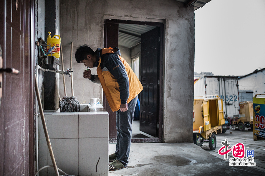 Hou gets up before 7 a.m. to get ready for a long day's work. [Photo by Zheng Liang/China.org.cn]