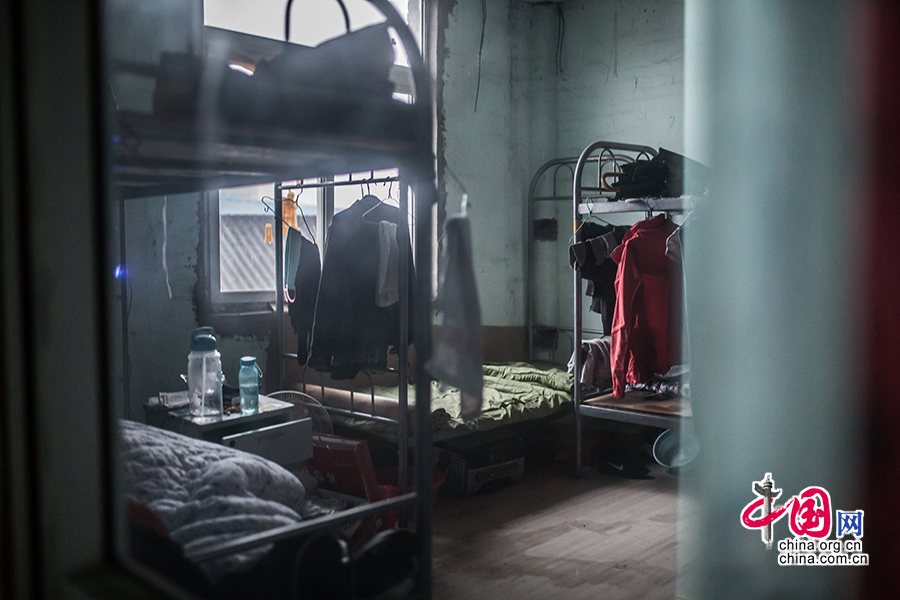 The company provides a simple dormitory for its employees, and Hou uses it during the busiest peak business periods. Usually, however, he lives in his own rented apartment. [Photo by Zheng Liang/China.org.cn] 