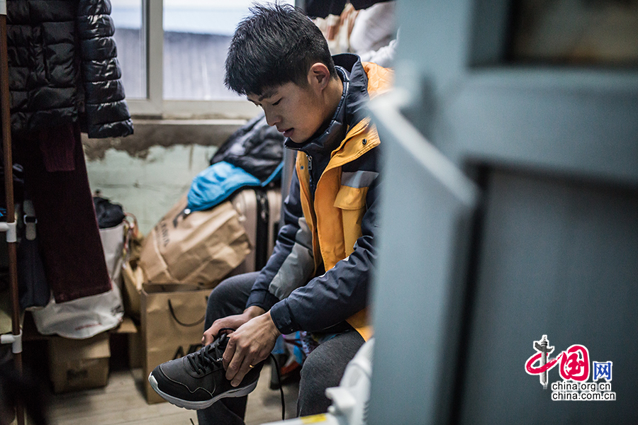 Hou gets up before 7 a.m. to get ready for a long day's work. [Photo by Zheng Liang/China.org.cn]