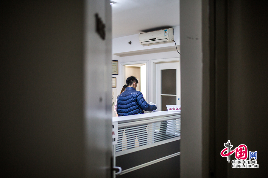 Hou gives a dispatch list to his customer. He tells the reporter that a big dispatch list is coming in the afternoon, which is expected to be 'a good harvest.' [Photo by Zheng Liang/China.org.cn]