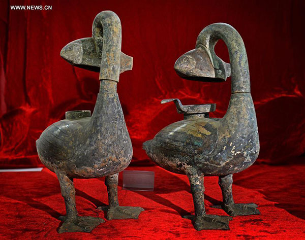 Photo taken on Nov 6, 2015 shows bronze lamps unearthed from the excavation site of royal tombs of Marquis of Haihun State during the West Han Dynasty (206 BC-25 AD) in Nanchang, capital of East China's Jiangxi province. [Photo/Xinhua]