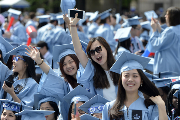 Chinese students celebrate their graduation from Columbia University on May 20. [photo/Xinhua] 