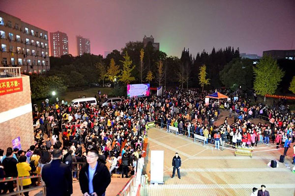 Students line up outside the event. [Photo/Xinhua]