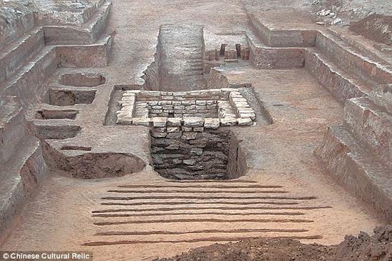  Archaeologists discovered a game board, a dice and 21 checkers in an 2,300-year-old tomb. (Photo/China Cultural Relics)
