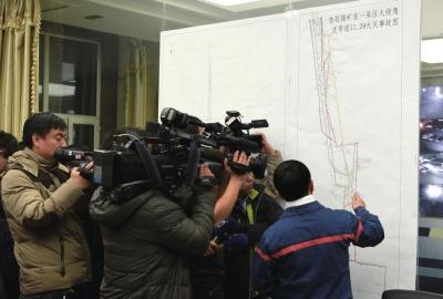 The photo, taken on November 21, shows a staff member of the coal mine in Jixi, northeast China's Heilongjiang Province briefing the situation of the rescue effort after a fire broke out on Friday. [Photo/Xinhua]