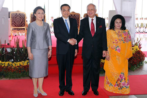 Malaysian Prime Minister Najib Razak on Nov 23 held a grand welcome ceremony in Kuala Lumpur for Premier Li Keqiang (2nd, L), who is on his first trip to Malaysia since taking office in 2013.[Photo/Xinhua] 