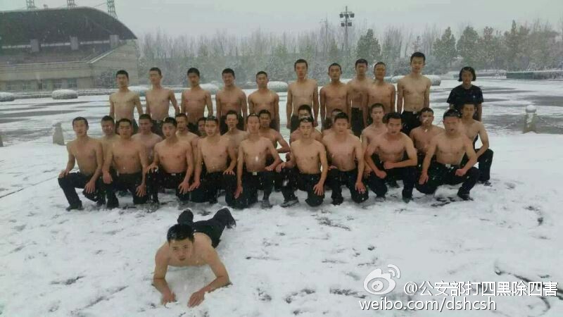 Students from People's Public Security University of China receive training in the snow in Beijing on Nov. 22, 2015. Heavy snowfall hit Beijing on Sunday. [Weibo.com]