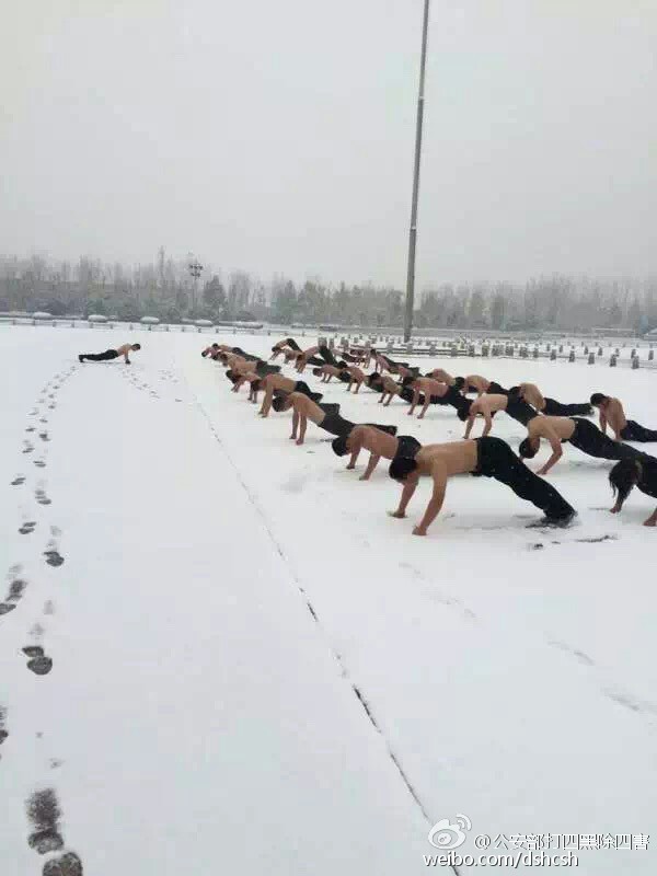 Students from People's Public Security University of China receive training in the snow in Beijing on Nov. 22, 2015. Heavy snowfall hit Beijing on Sunday. [Weibo.com]