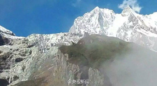 A wolf image on a snow mountain was first detected by a tourist in Hailuogou National Forest Park, Southwest China's Sichuan province. [Photo from Sina Weibo] 