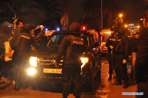 Policemen check passing cars near the explosion site in Tunis, Tunisia, on Nov. 24, 2015. [Photo/Xinhua]