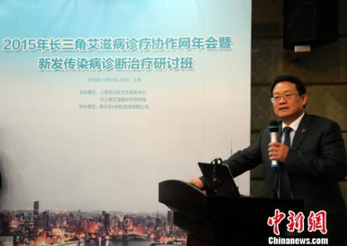 Lu Hongzhou, party chief of the Shanghai Public Health Clinical Center is at a seminar. (Photo: China News Service) 