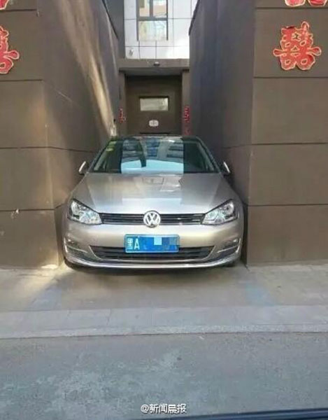 The car was parked between two walls with barely 5 centimeters of room between the doors and the walls in Harbin, Northeast China's Heilongjiang province. [Photo/Sina Weibo] 