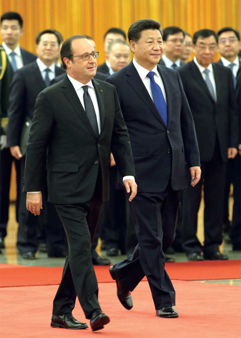President Xi Jinping said China firmly supports France in hosting the upcoming climate change summit, when he met with visiting French President Francois Hollande in Beijing on Nov 2, 2015. [Photo/China Daily] 