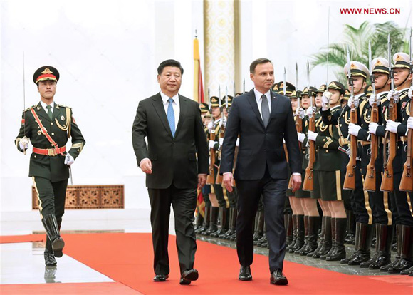 Chinese President Xi Jinping (L, front) and Polish President Andrzej Duda (R, front) review an honor guard during a welcome ceremony before their talks at the Great Hall of the People in Beijing, capital of China, Nov. 25, 2015. [Photo/Xinhua]