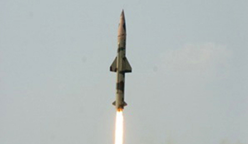 A photo shows the nuclear-capable Prithvi Ⅱmissile. [Photo: chinanews.com] 