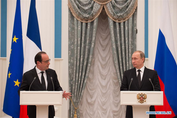 Russian President Vladimir Putin (R) and his French counterpart Francois Hollande hold a joint press conference after their meeting in Kremlin, Moscow, Russia, on Nov. 26, 2015. [Photo/Xinhua]