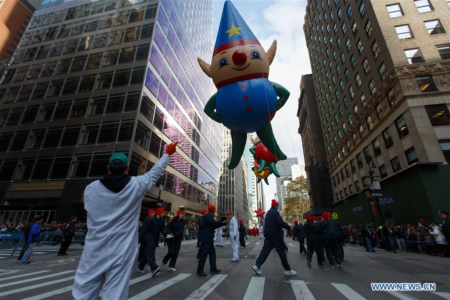 这是11月26日在美国纽约感恩节大游行上拍摄的卡通气球。当日，纽约举行第89届梅西感恩节大游行，精彩的游行表演、各种气球造型巡游等，吸引数百万民众前来观看。梅西感恩节大游行始于1924年，是全美规模最大的感恩节游行。[新华社]