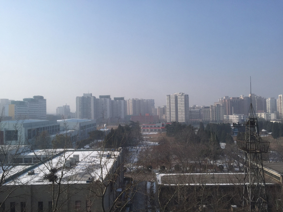 Beijing is in thick dark haze on Sunday. [Photo by Li Jingrong/China.org.cn] 