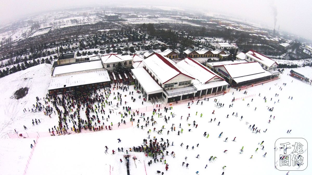 图为北京石京龙滑雪场游人如织